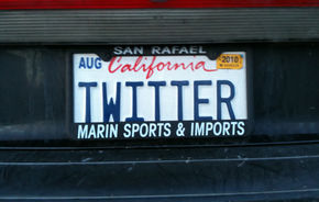 STUDIU: Unul din cinci şoferi foloseşte Twitter sau Facebook la volan