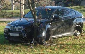 Un BMW X6 distrus de angajatul unei spălătorii auto