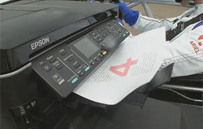 VIDEO: O imprimantă EPSON se întrece cu un Ariel Atom 3