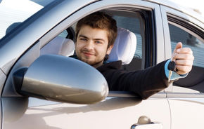 STUDIU: Tinerii conduc mai puţin eficient decât şoferii cu experienţă