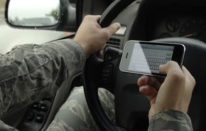 Şoferii care scriu SMS-uri la volan sunt consideraţi mai periculoşi decât cei beţi