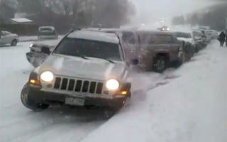 VIDEO: Zeci de accidente pe o stradă acoperită cu gheaţă în Colorado