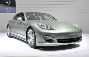 GENEVA LIVE: Panamera Hybrid a "înverzit" peisajul la standul Porsche