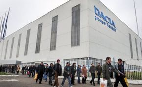 Angajaţii Dacia au obţinut o creştere salarială de 260 de lei