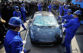 Protest inedit în China: şi-a distrus Lamborghini-ul cu ciocanele!