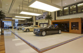 Rolls Royce şi-a deschis cel mai mare showroom din lume în Abu Dhabi