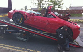 Ferrari 458 Italia îşi pierde acoperişul pe o şosea din Anglia