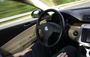 Volkswagen propune un automobil ce poate fi condus semi-automat