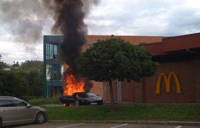 Un Lamborghini Gallardo ia foc într-un McDonalds norvegian