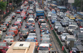 Comunicarea între maşini ar putea reduce blocajele în trafic cu 40%