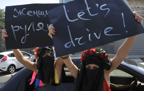 Arabia Saudită: O femeie a fost iertată de rege că şi-a condus maşina