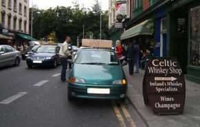 Un român stabilit în Irlanda şi-a transformat maşina în taxi cu un marker şi un carton
