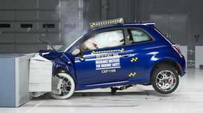 Fiat 500, în topul celor mai sigure maşini din 2011 în SUA
