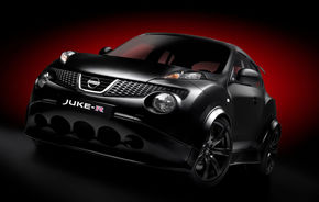 Nissan Juke-R - cel mai puternic crossover din lume pozează oficial