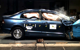 STUDIU: Şoferii hibrizilor sunt mai protejaţi decât cei ai modelelor clasice în caz de accident