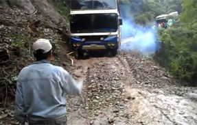 VIDEO: "Drumul Morţii" din Bolivia "înghite" un autobuz şi pe şoferul său