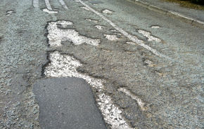 Exemplu de civilizaţie: Un portal din Marea Britanie cere autorităţilor reasfaltarea drumurilor cu cratere