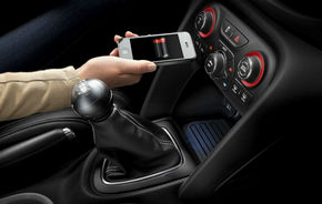 Chrysler lansează primul sistem de încărcare fără fir a telefoanelor mobile