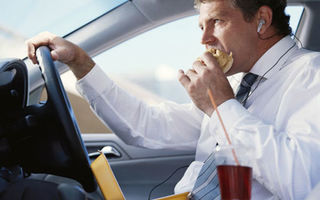 STUDIU: Este mai periculos să mânânci la volan decât să scrii SMS-uri
