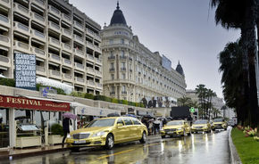 Mercedes transportă celebrităţile Festivalului de la Cannes în maşini aurite