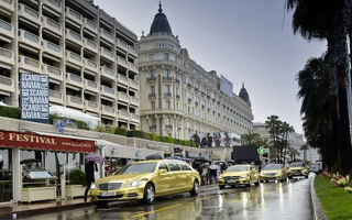 Mercedes transportă celebrităţile Festivalului de la Cannes în maşini aurite