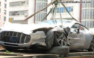 Primul accident al supercarului Aston Martin One-77