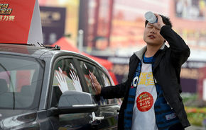 Un chinez a stat lipit de un BMW Seria 1 timp de 87 de ore pentru a câştiga custodia acesteia timp de 5 ani