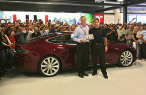 Tesla a livrat primul Model S, un vehicul electric cu o autonomie de 515 kilometri