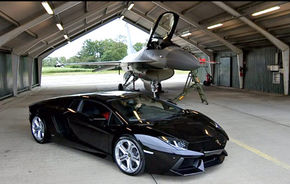 Lamborghini Aventador versus un avion de vânătoare F16 Fighting Falcon