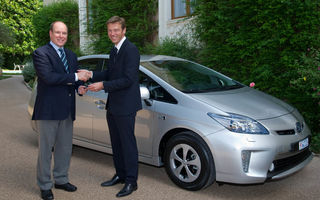 Prinţul Albert de Monaco este primul client european al noului Toyota Prius plug-in