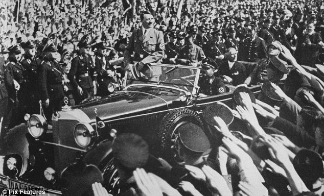 Un colecţionar a cumpărat un Mercedes 320 Cabriolet deţinut de nazişti cu 180.000 de dolari - Poza 2