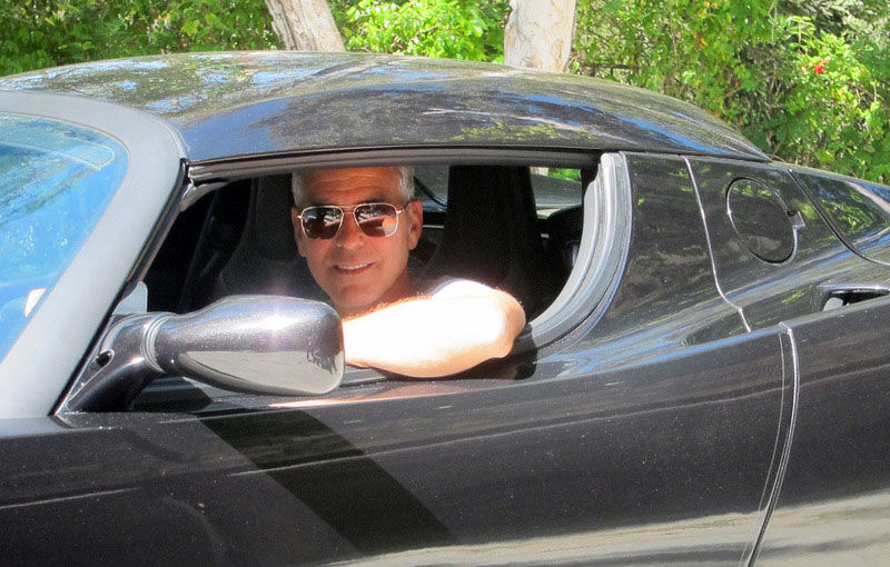 George Clooney scoate la licitaţie propriul Tesla Roadster pentru a ajuta Sudanul - Poza 1