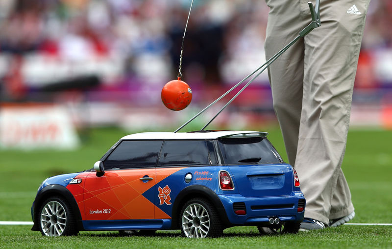 Cum a &quot;driblat&quot; inteligent BMW regulamentul Olimpiadei: maşinuţele teleghidate Mini de pe Stadionul Olimpic - Poza 3