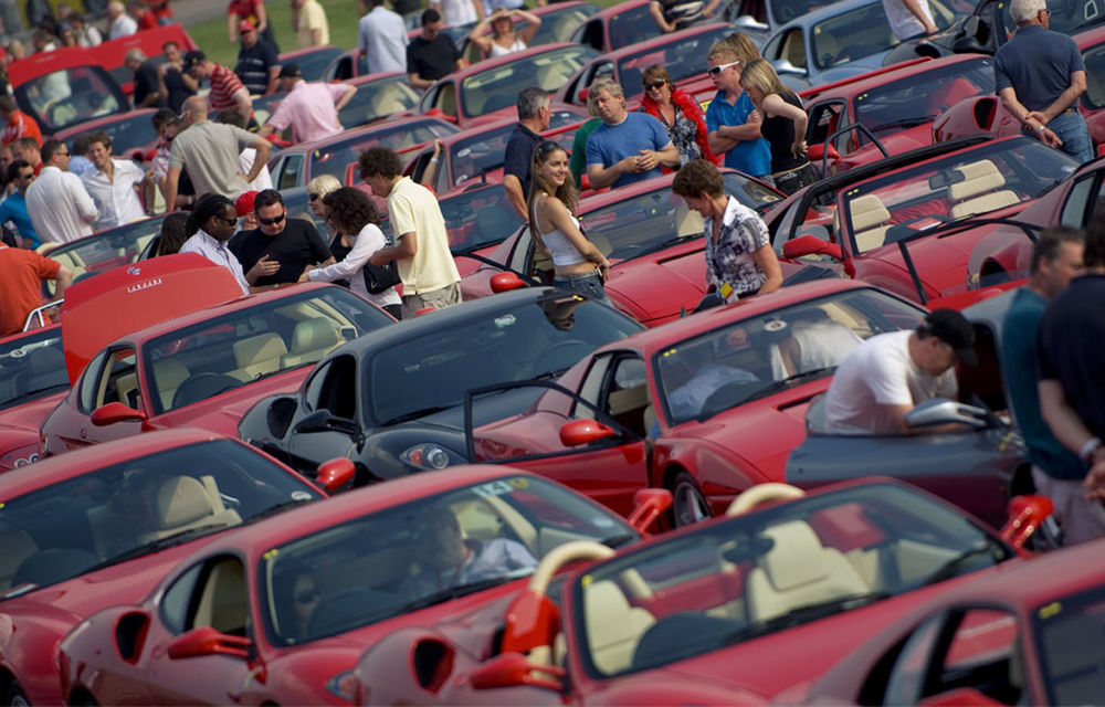 Criză italiană: bogătaşii îşi vând maşinile scumpe după ce Statul a crescut taxele şi le vânează datoriile - Poza 1