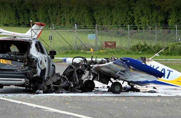 Accident inedit: Un avion uşor intră într-un Volvo XC60, pasagerii supravieţuiesc - Poza 1