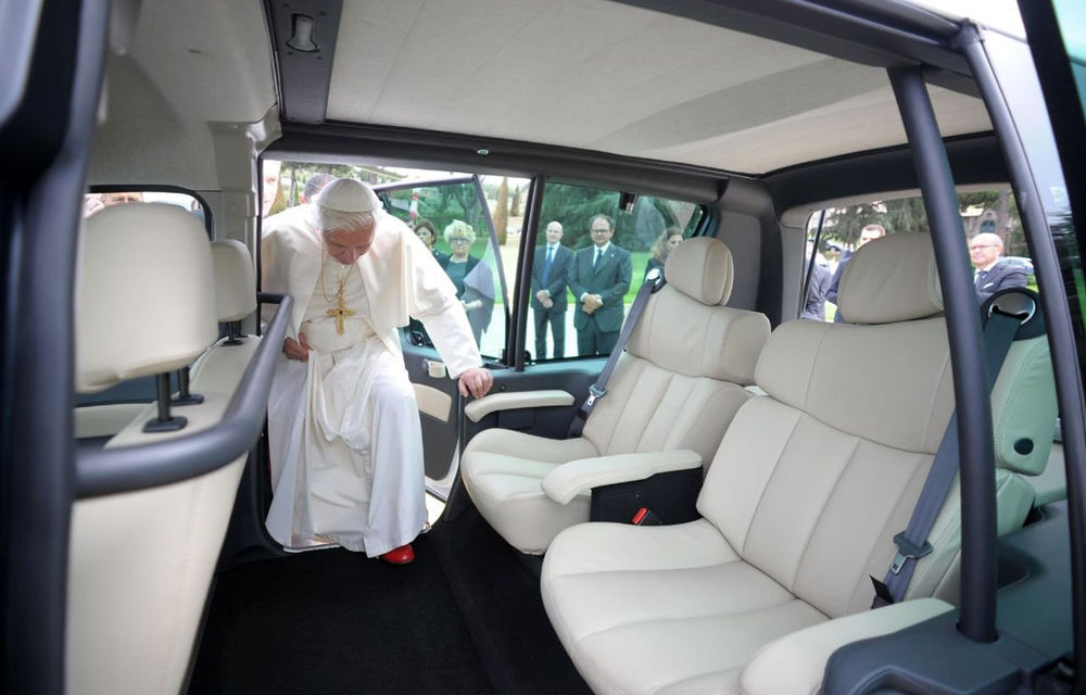 Renault i-a donat două Kangoo Maxi Z.E. Papei Benedict al XVI-lea - Poza 11