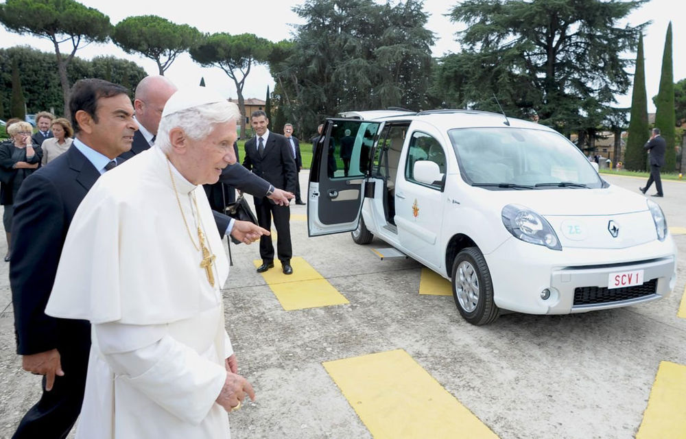 Renault i-a donat două Kangoo Maxi Z.E. Papei Benedict al XVI-lea - Poza 16