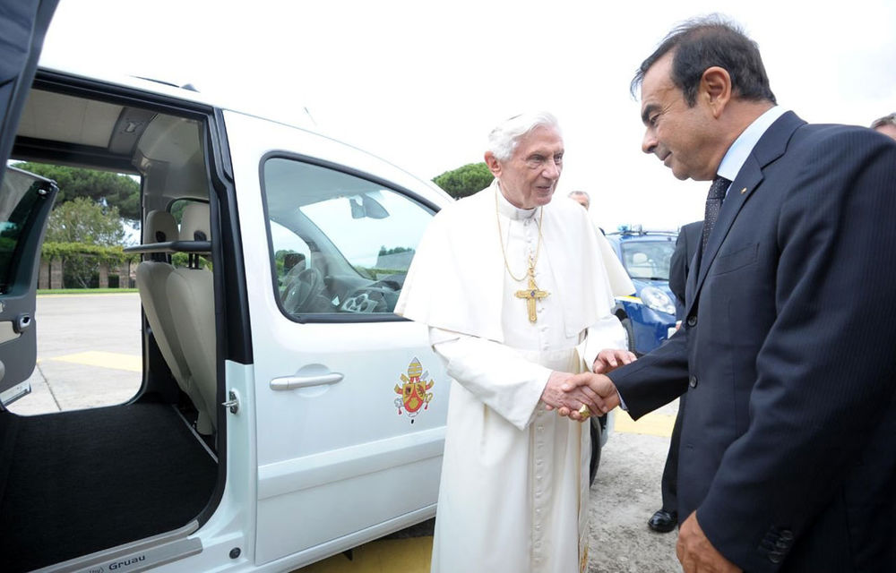 Renault i-a donat două Kangoo Maxi Z.E. Papei Benedict al XVI-lea - Poza 17