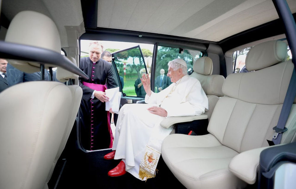 Renault i-a donat două Kangoo Maxi Z.E. Papei Benedict al XVI-lea - Poza 20