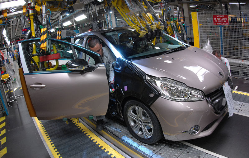 Constructorii auto se adaptează cererii în scădere: Peugeot reduce producţia, VW coboară targetul pe 2012 - Poza 1