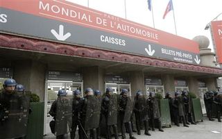Franţa: 1.000 de salariaţi PSA au protestat la Salonul Auto de la Paris