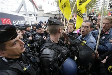 Franţa: 1.000 de salariaţi PSA au protestat la Salonul Auto de la Paris - Poza 3