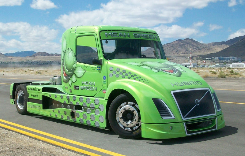 Un camion hibrid Volvo echipat de Goodyear a doborât două recorduri de viteză pe un kilometru - Poza 1