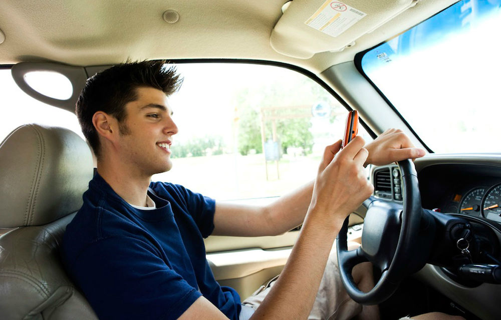 STUDIU: 50% dintre şoferii mai tineri de 30 de ani folosesc internetul la volan - Poza 1