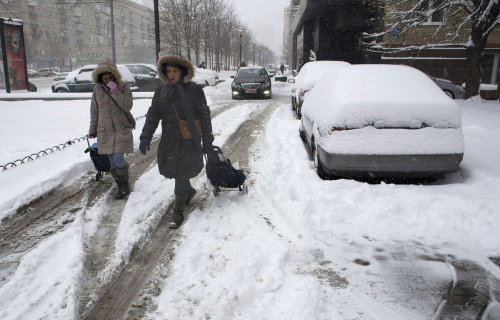 Rusia: Cea mai serioasă ninsoare din ultimii 50 de ani a provocat un ambuteiaj de 190 km lungime - Poza 6