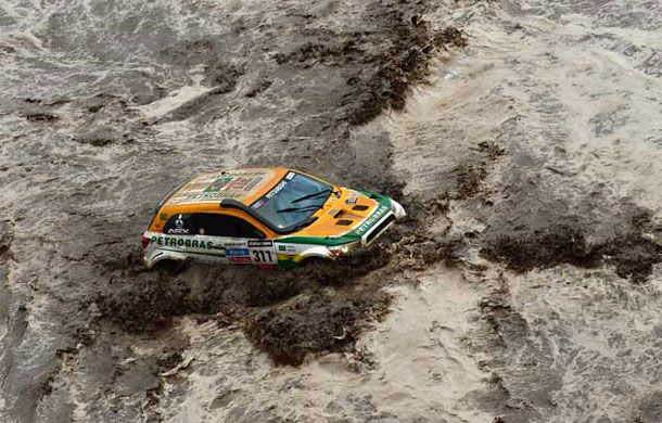 Raliul Dakar, ziua 8: Peterhansel rămâne lider după ploile torenţiale - Poza 1