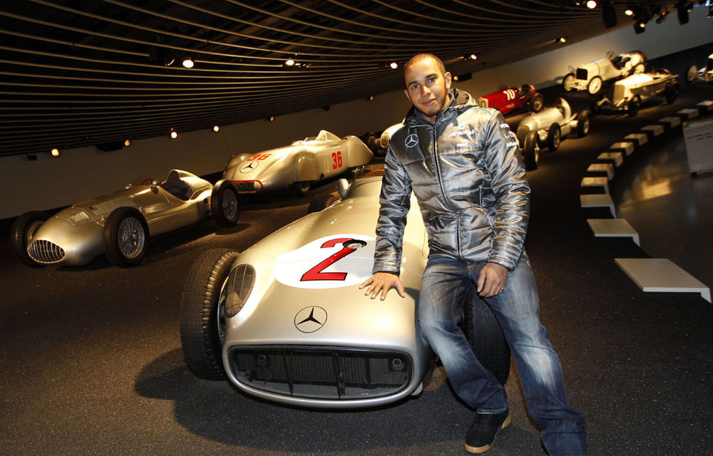 FOTO şi VIDEO: Hamilton a vizitat muzeul Mercedes de la Stuttgart - Poza 1