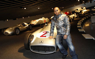 FOTO şi VIDEO: Hamilton a vizitat muzeul Mercedes de la Stuttgart