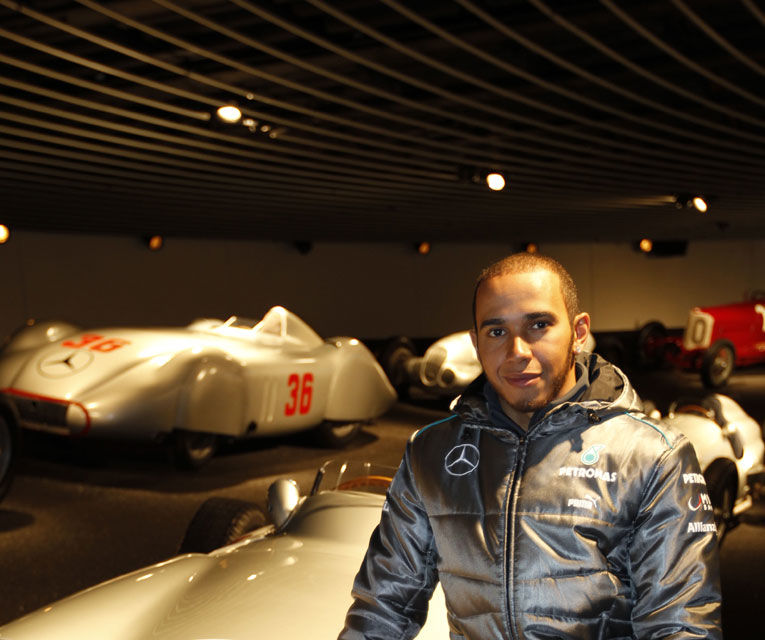 FOTO şi VIDEO: Hamilton a vizitat muzeul Mercedes de la Stuttgart - Poza 6