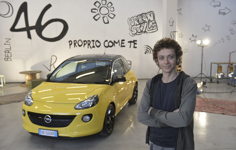 Opel Adam îşi asociază imaginea cu Valentino Rossi pentru a se bate cu Fiat 500 în Italia - Poza 1